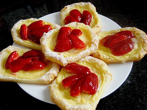 Süße sünde im handumdrehen gebacken mit nur drei zutaten und keine fünf minuten zubereitung. Blätterteigtaschen mit Pudding - Erdbeer - Füllung (Rezept ...