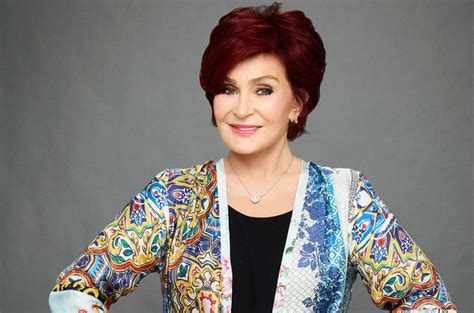Sharon osbourne has sidled on to the neighbouring sofa and the leettle dourgues are paying obeisance. Sharon Osbourne cambió de estilo tras 18 años y es ...