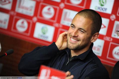 Poste imagens de joe cole no seu facebook, myspace ou blog! Angleterre: Officiel ! Joe Cole s'engage avec Aston Villa ...