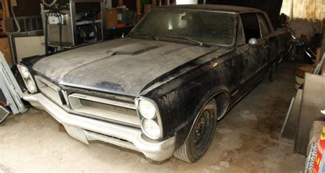 I have found real barn finds in a barn and others in garages, trailers and out rusting away in a backyard. Automoblog Book Garage: Muscle Car Barn Finds