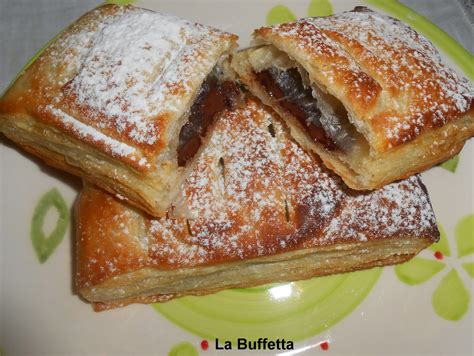 Triangolini di sfoglia con fragole e cioccolato > scopri. SACCOTTINI AL CIOCCOLATO