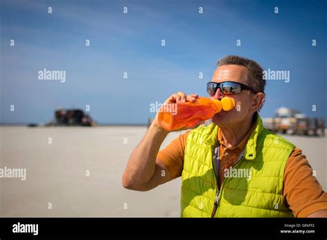 Being Thirsty Hi Res Stock Photography And Images Alamy