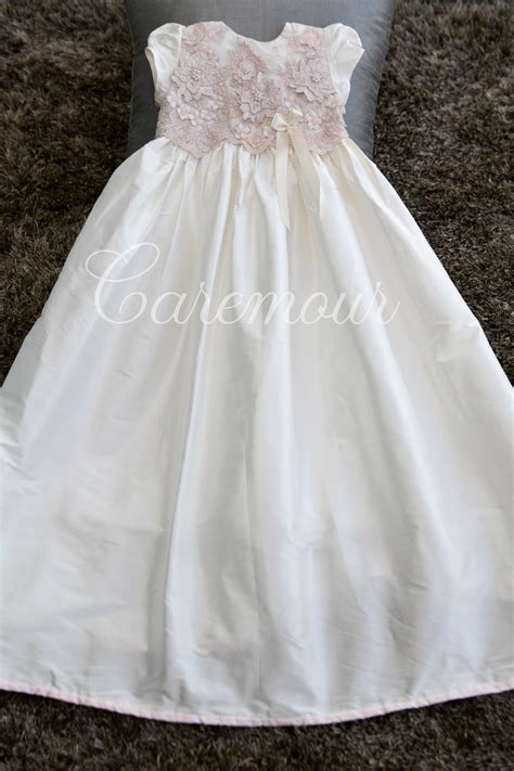 When talking about romantic beach wedding ceremony, there is always one same thing to mention. www.caremour.com (With images) | Wedding dress crafts ...
