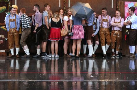 Wiesn In München Oktoberfest Startet Im Strömenden Regen Panorama