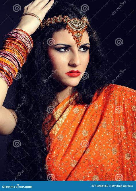 Mujer Hermosa Joven En Sari Tradicional India Foto De Archivo Imagen De Adulto Religioso