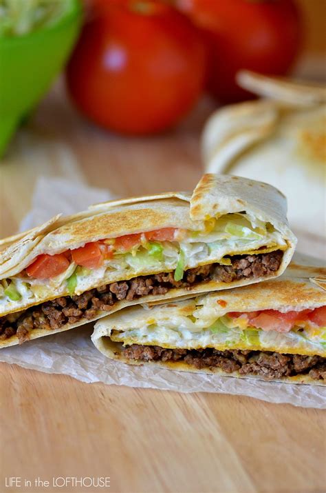 Add a scoop of ground beef to the center of remaining 4 large flour tortillas, leaving a generous border for folding. Taco Bell Crunchwrap Supreme (Copycat)