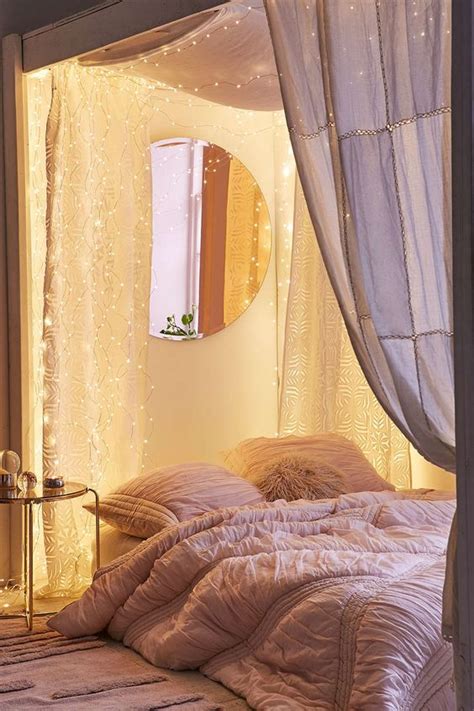 They really set the mood. 27 Cool String Lights Ideas For Bedrooms - DigsDigs