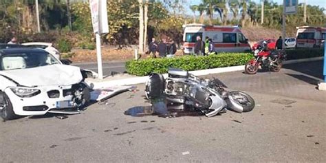 Nel sinistro sono rimasti coinvolti una vettura, una moto e alcuni ciclisti. Incidente mortale nella statale 114, terza vittima in un ...