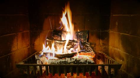 The yule log is a television program originating in the united states, which is broadcast traditionally on christmas eve or. Yule Log on TV 2020: How to Turn Your Screen to Makeshift ...