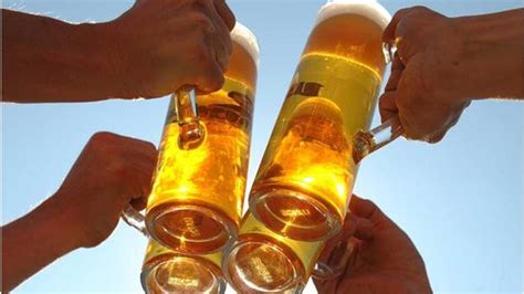 Freunde treffen, um gemeinsam bier zu genießen. Tag des deutschen Bieres - YouTube