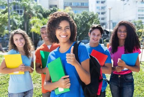 Universitarios latinos fotos de stock imágenes de Universitarios