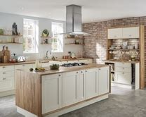 90/1.0) comes with a 1 x 1 mm bevel milling on the longitudinal and transverse edges. Fairford Antique White Kitchen | Shaker Kitchens | Howdens ...
