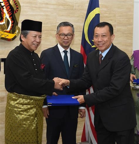 Ketua dewan perwakilan rakyat republik indonesia atau ketua dpr ri adalah salah satu dari lima pimpinan dewan perwakilan rakyat (dpr) yang dipilih dari dan oleh anggota dpr. 18.07.2016.YB Dato Sri Anifah Aman Di Majlis Penyampaian K ...