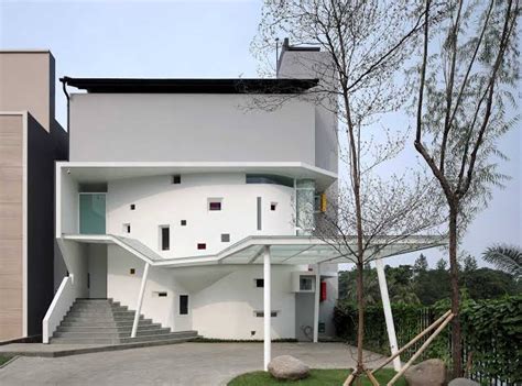 Selain memperindah rumah, desain furniture yang unik juga menjadi nilai tambah bagi ruangan itu. Desain Rumah Mewah dan Unik Karya Arsitek di Indonesia ...