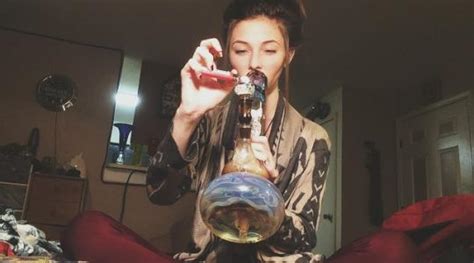 Stoner Chicks ™ On Twitter Chicks Who Can Rip A Bong Oievohdxhh