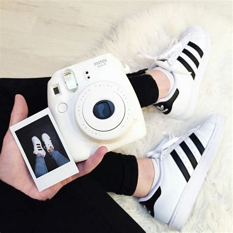 Você já ouviu falar em polaroid ? aesthetic,white,adidas | Câmera tumblr, Câmera instax ...