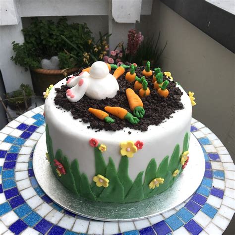 Das habe ich auch schon mal probiert,schmeckte nur nicht so toll. Rübli-Torte mit Fondant-Hasen | Tortenliebe
