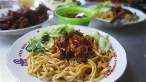 Warungnya sendiri tampak sederhana, namun. Kuliner : Mie Ayam Goreng Mekaton Seyegan | UNY COMMUNITY