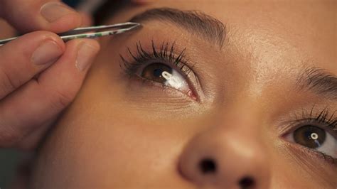 Like solving a rubix cube, pen spinning, or how to roll a quarter i did this in grade school, i used to raise and lower both eyebrows. 7 Things To Know Before Getting Your Eyebrows Done So You ...