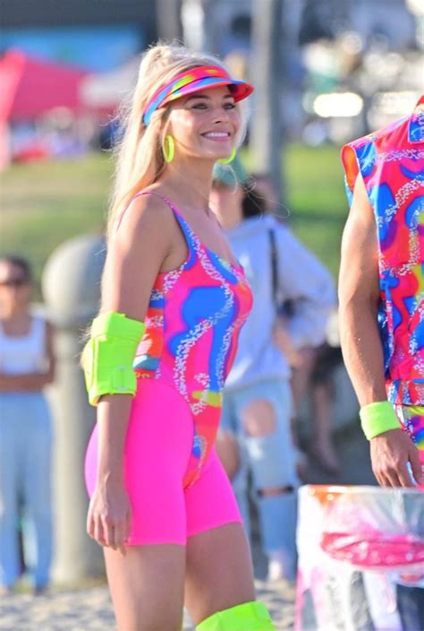 margot robbie as barbie on the set of barbie barbie filmes atriz margot robbie filme da barbie