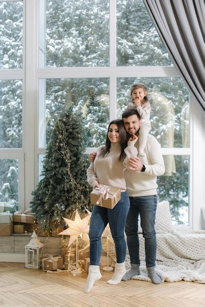 Adorable Niña Con Mamá Y Papá Se Divierten En Navidad Elegante Familia