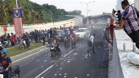 Kemalangan jalan raya juga berlaku disebabkan oleh kejadian masuk ke laluan bertentangan. Gambar Dan Video Kemalangan Di Jalan Kuching | Wanista.com