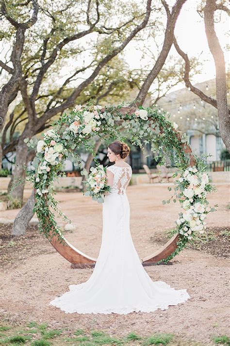 Scattering the daisies here and there throughout the design add a charming element with conservatively priced flowers. 25 Trending Wedding Altar & Arch Decoration Ideas ...