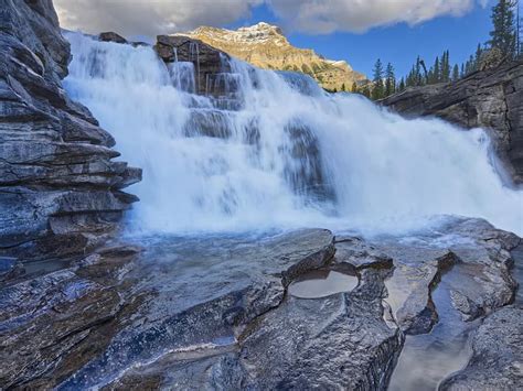 アサバスカ滝、ジャスパー国立公園、アルバータ州、滝、空、水、岩 高画質の壁紙 Pxfuel