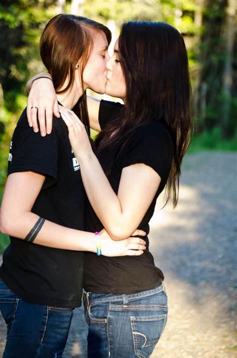 Девушки целуют трусы фото