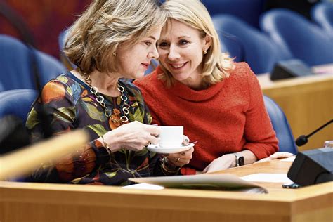 De minister doet haar uitspraken in een gesprek met de telegraaf, waarin ze onder meer reageert op de wens van d66, pvda en groenlinks om te bezuinigen &hellip; Een selfie en daarna het begrotingsdebat - NRC