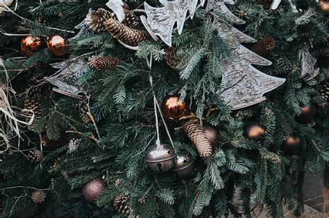 5k Free Download Christmas Tree With Baubles And Pine Cones Hd