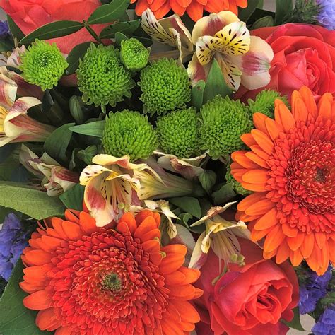 Con sus hermosas creaciones florales, sus profesionales se encargarán de llenar su evento de belleza natural y elegancia, siempre respetando. Flowers Diana Signature Vase Orange | Flowersdiana.com