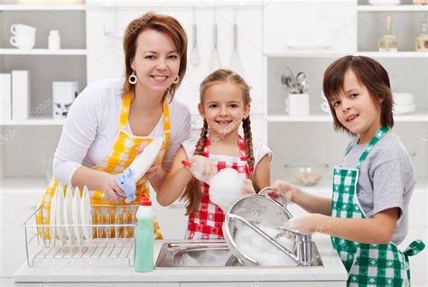 Imágenes Ninos Ayudando Niños Ayudando A Su Madre En La