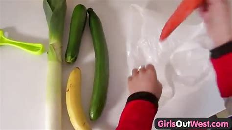 Petite Coquine Utilise Des Légumes Dans Son Vagin