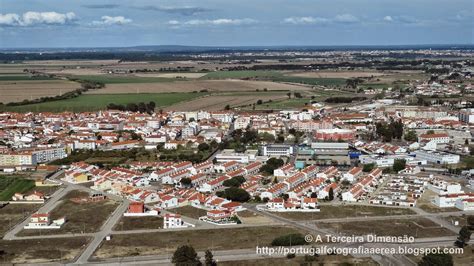 The population in 2011 was 22,159, in an area of 243.93 km². Ecos de Salvaterra: Vista aérea da vila de Salvaterra de Magos