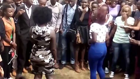 Mchungaji afundisha kukata mauno kanisani | ni hatari sana подробнее. Viuno Vya Mtoto Wa Chuo / Juu Yangu Lugha Tatu / Chuo cha ...