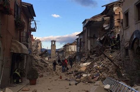 Sismo — s m serie de sacudidas bruscas y repentinas de la superficie de la tierra, provocada por distintas causas, como la actividad volcánica o reajustes en español en méxico. Sismo em Itália provoca dezenas de mortos - JPN