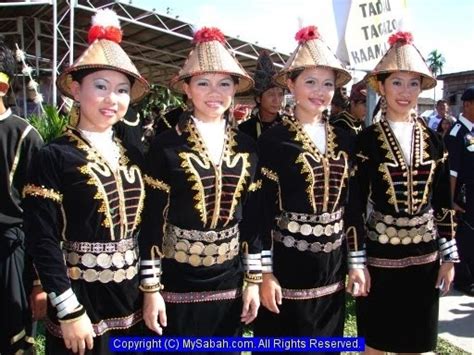 Masyarakat kadazan atau orang dusun merupakan penduduk majoriti sabah. Kadazan Traditional Costume - Papar | Everything Kadazan ...