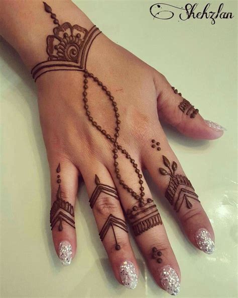 Looking for henna tattoo ideas? 17 beautiful henna designs | Henna tattoo hand, Simple ...