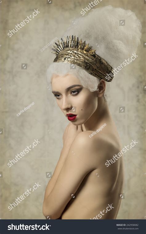 Naked Cute Woman Stunning Crazy Hairdo Foto De Stock Shutterstock