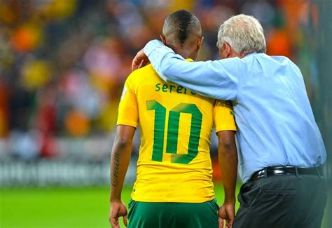 В основу ленты положена книга джеймса грегори и боба грэма, повествующая о белом южноафриканском расисте, в течение 20 лет охранявшем прославленного политзаключенного. Bafana Bafana squad to face Brazil announced | DISKIOFF