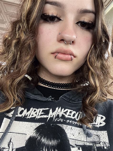 i don t usually post selfies but here you go ♱ r gothgirls