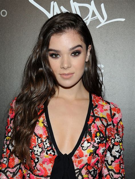 Hailee Steinfeld In Elie Saab At The Republic Records 2016 Vma After