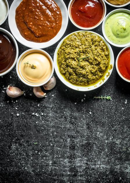 Conjunto De Diferentes Tipos De Salsas Foto Premium