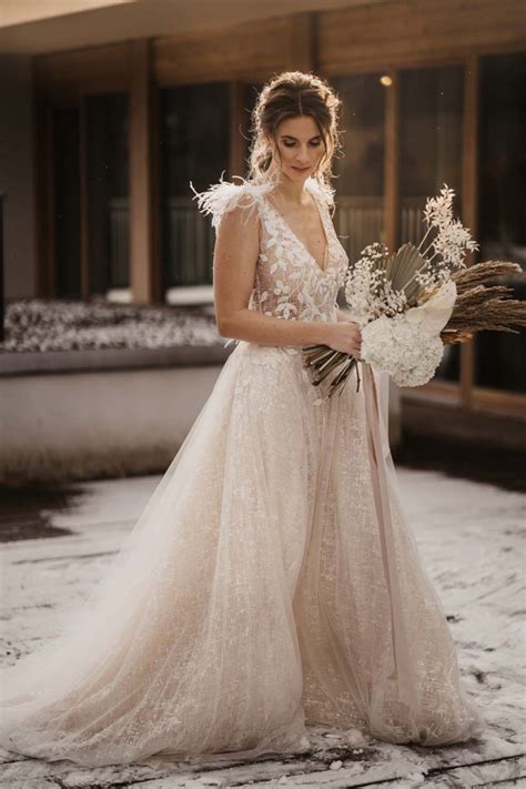 Check spelling or type a new query. Winterlicht eleganter Braut-Look | Beige brautkleid ...