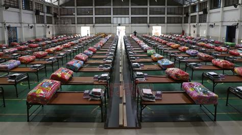 รองผู้ว่าราชการจังหวัดสมุทรสาคร ตรวจความพร้อม ศูนย์ห่วงใยคนสาคร 7 ท่าทราย ยืนยันมีการจัดการดีน้ำทิ้งปลอดเชื้อ สนามกีฬาถ้าผู้ป่วยน้อยยัง. สมุทรสาครยังน่าห่วง! เจอป่วย 'โควิด' รายใหม่พุ่งอีกกว่า 100 คน