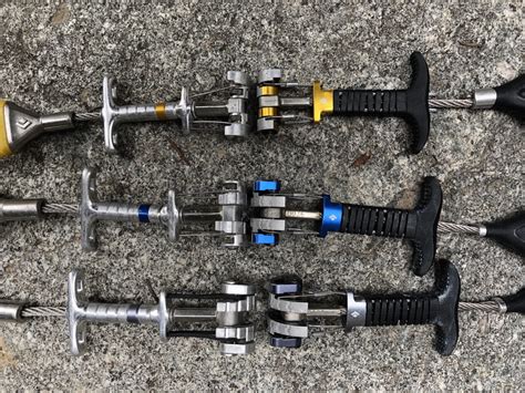 Single cable construction on smaller sizes to avoid buckling and reduce trigger profile. Black Diamond Camalot Z4 Review | GearLab