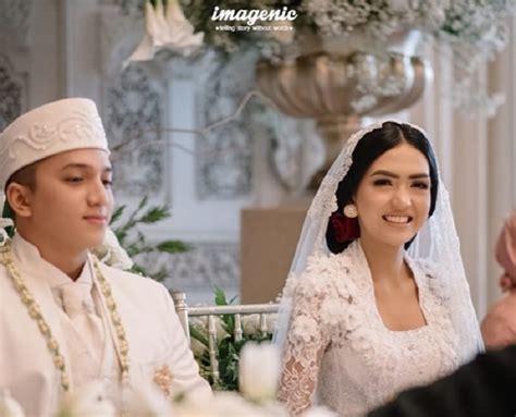 Akad nikah pasangan yang menikah di malaysia ini viral karena hanya dihadiri oleh 11 orang saja. Resmi Menikah, Ge Pamungkas dan Istri Serasi dalam Balutan Busana Pengantin Berwarna Putih ...