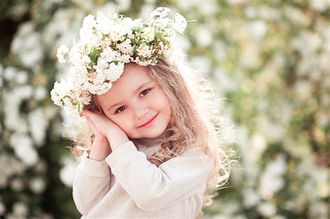 Fotos Kleine Mädchen Lächeln Süß Kinder Gesicht Hand