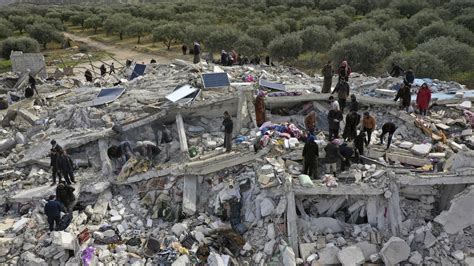 Rescuers Scramble In Turkey Syria After Quake Kills 3400 Chicago News Wttw